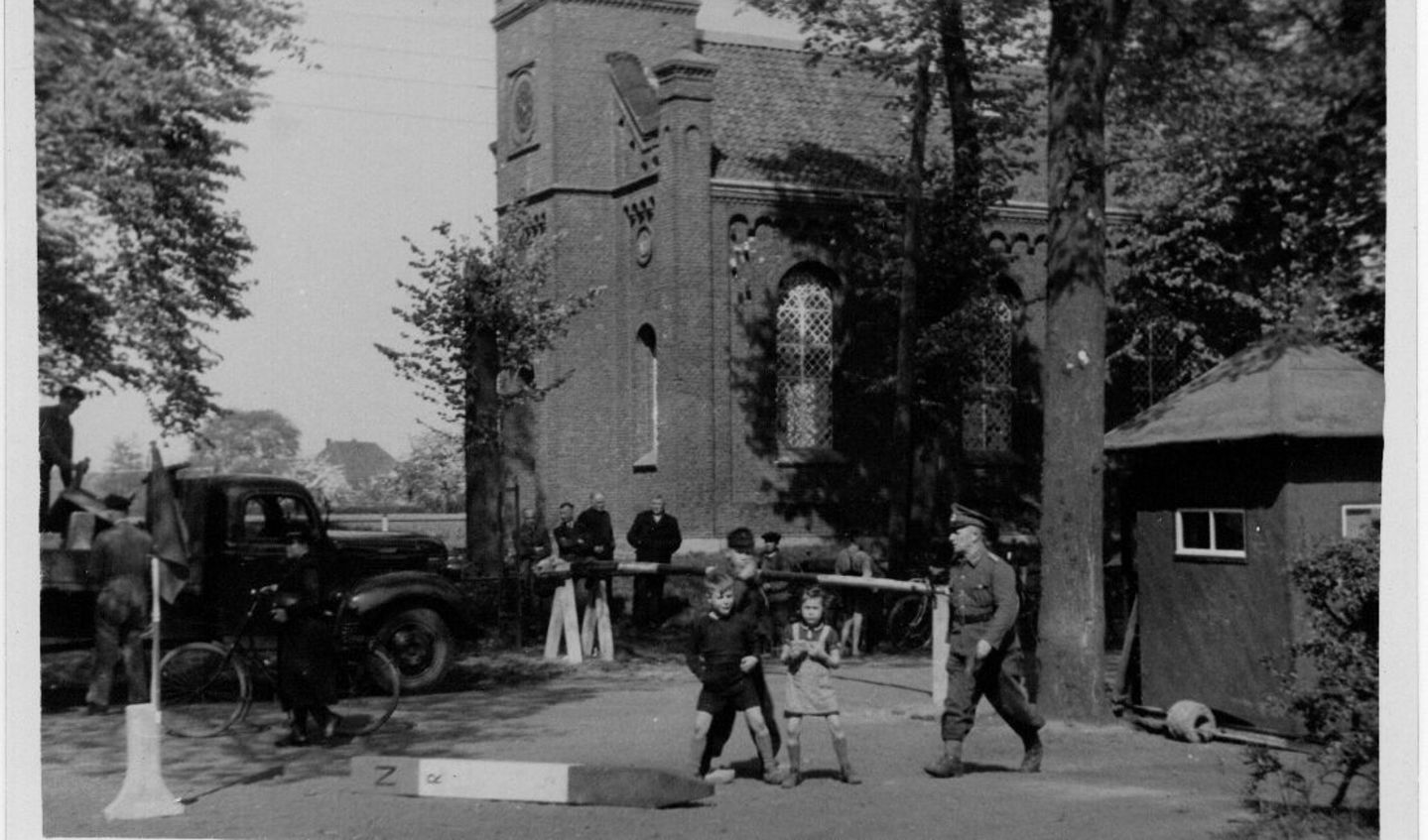 De nieuwe grensovergang bij de protestantse kerk na de afscheiding van Suderwick-West in 1949, archief voormalige gemeente Dinxperlo. Foto: Collectie Ben Maandag