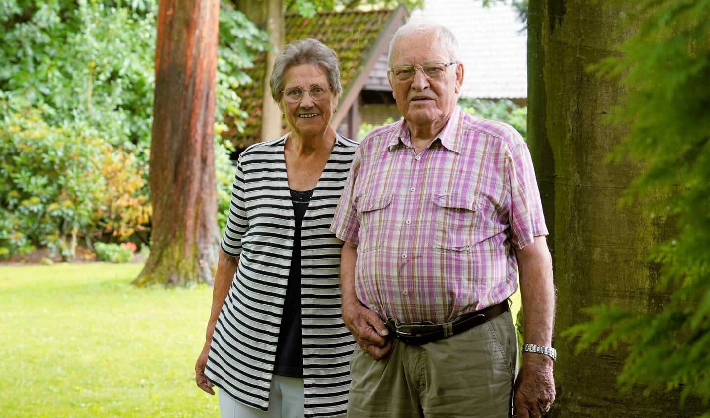 Hannie en Jan Kranen bij hun Hochzeitsbaum. Foto: Frank Vinkenvleugel