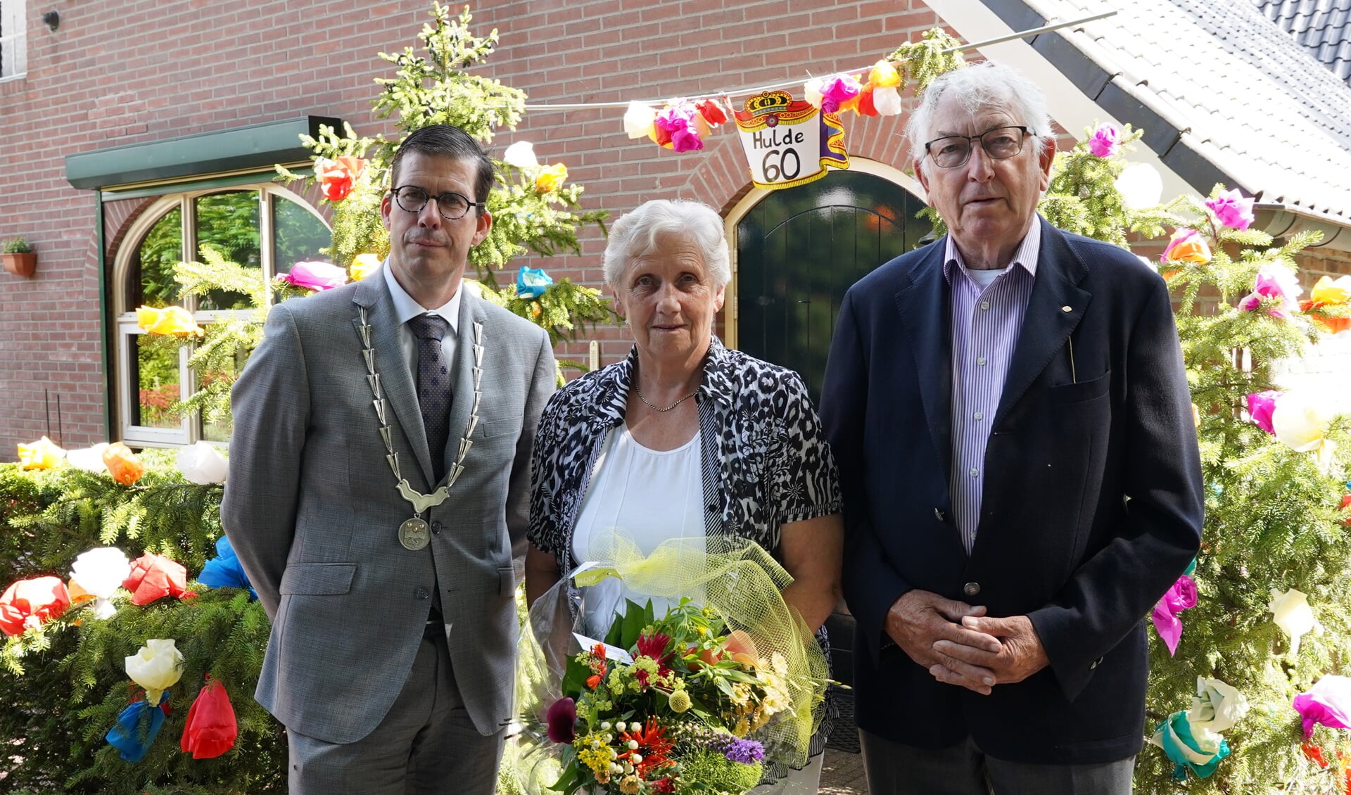 Namens gemeente Berkelland kwam burgemeester Joost van Oostrum Jo en Chris Hofman feliciteren met hun zestigjarig huwelijk. Foto: Henk Nijhof 