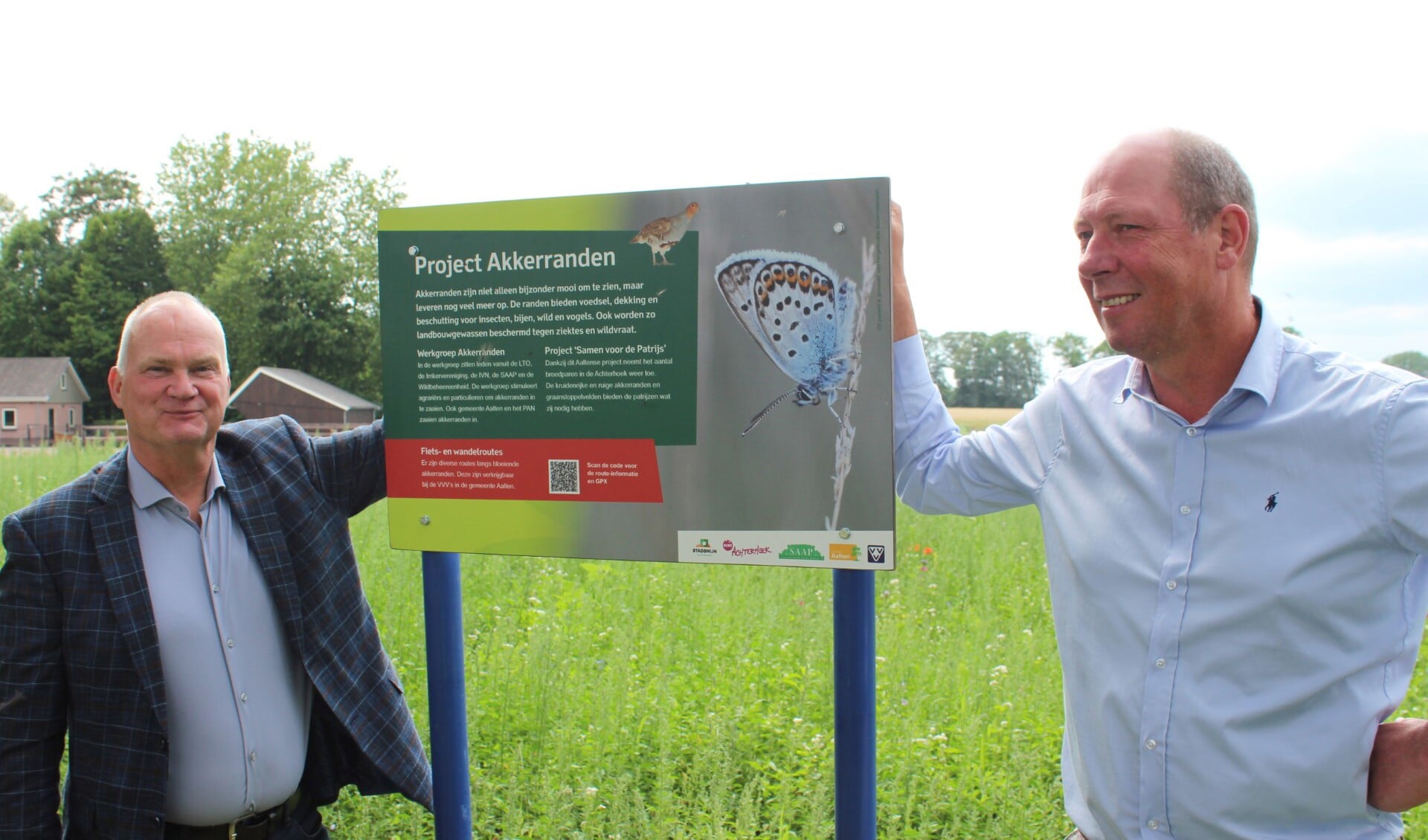 De wethouders Erik Groters (links) en Ted Kok onthullen een informatiepaneel van het Project Akkerranden. Foto: Ed Doppen 