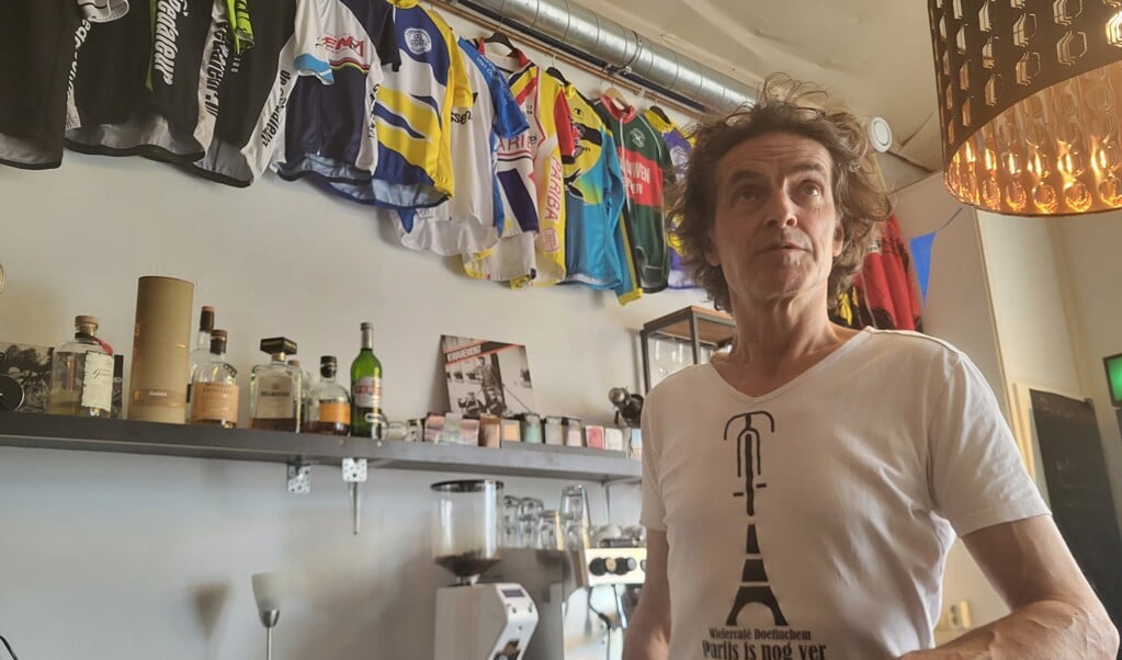 Gerrit Geuvers profite d’un café cycliste pendant le Tour de France.  Paris est encore loin