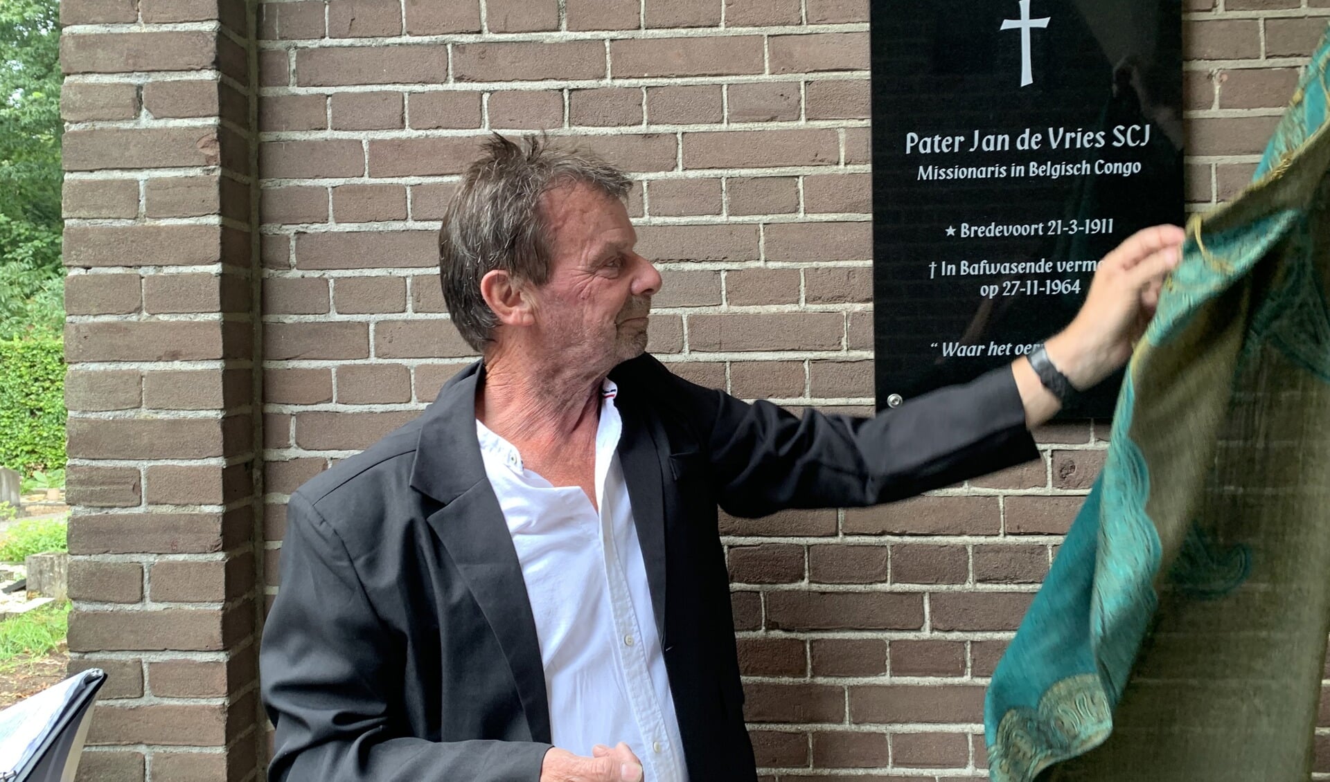 Willem Veldkamp onthult de plaquette van Jan de Vries. Foto: Marijke Wessels
