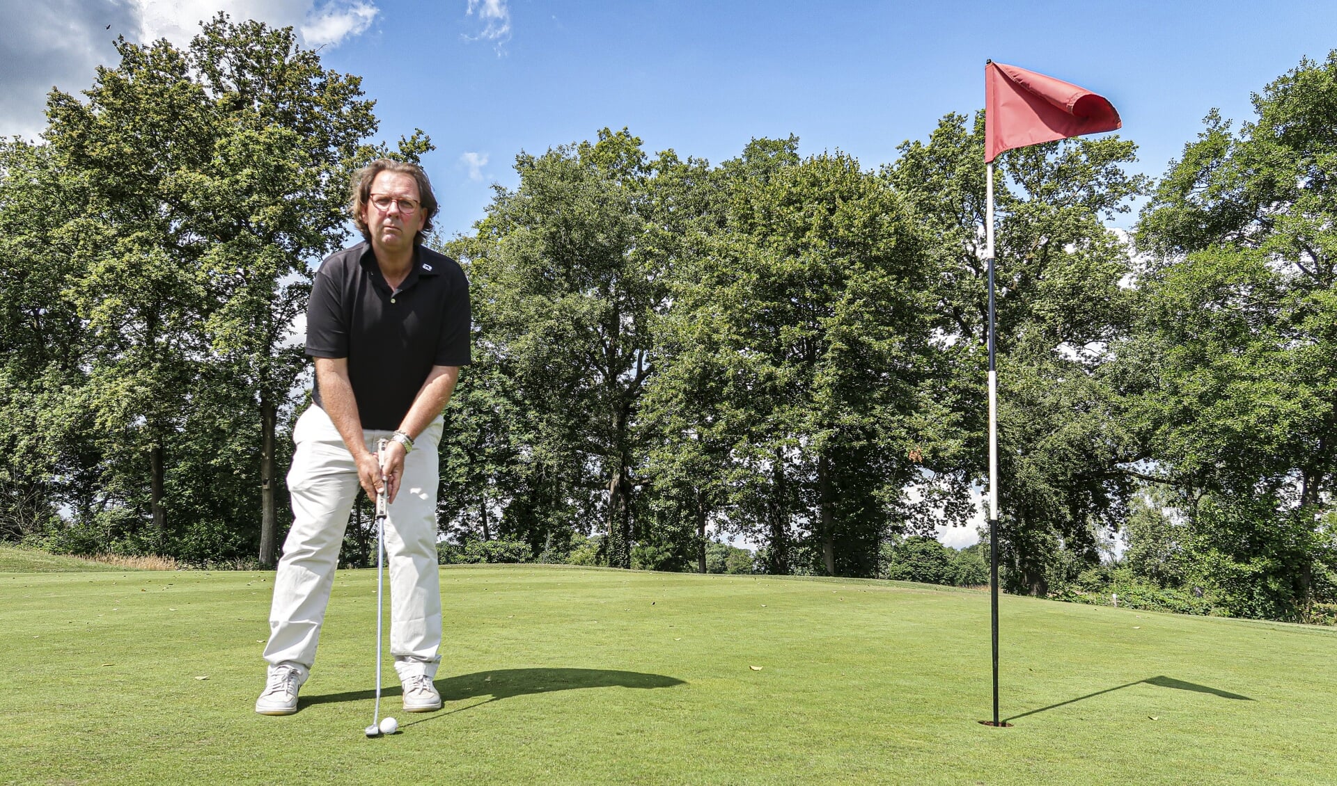 Golfleraar Marco de Bake op de baan van golfclub ’t Zelle in Hengelo. Foto: Luuk Stam