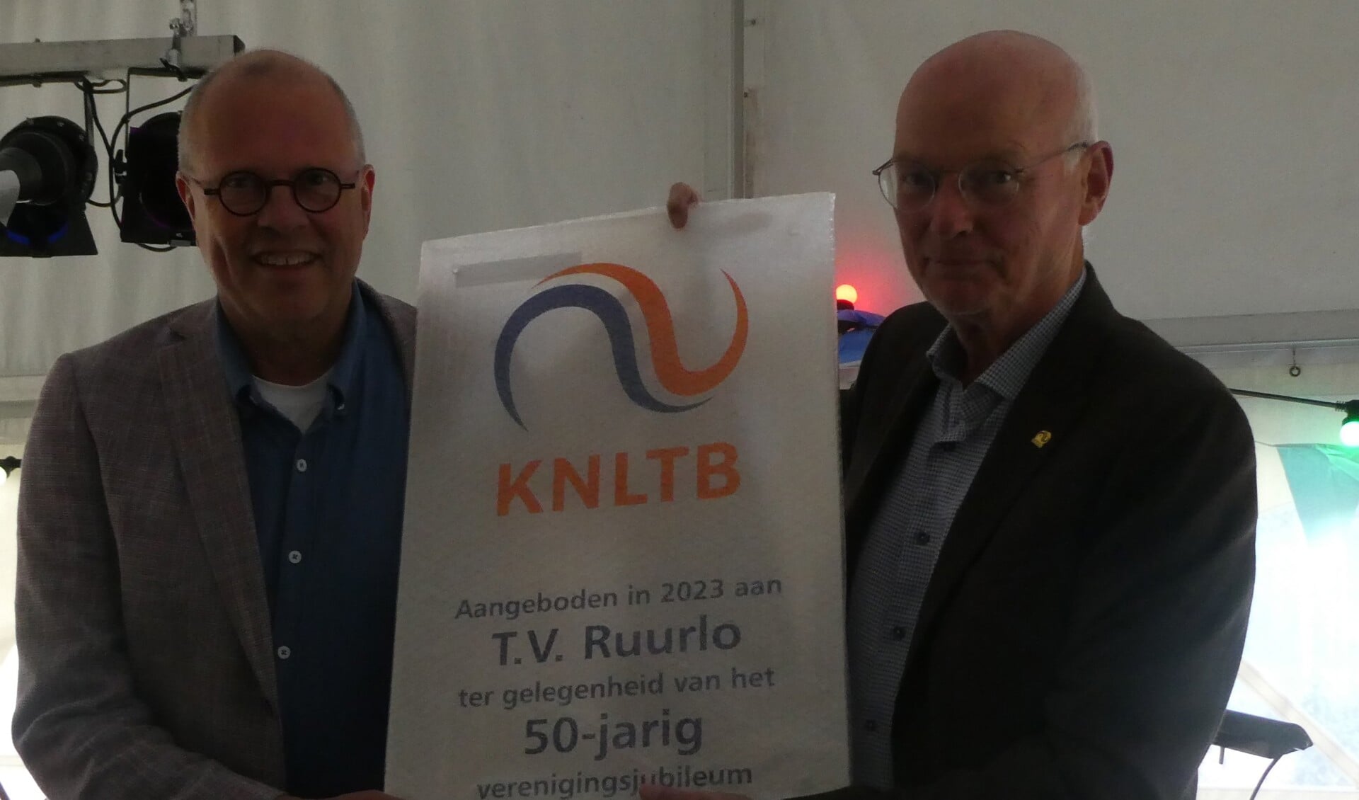 Voorzitter Bas Brinkerink van Tennisvereniging Ruurlo (l) ontving een plaquette uit handen van KNLTB-hoofdbestuurslid Wolfgang Born. Foto: Jan Hendriksen