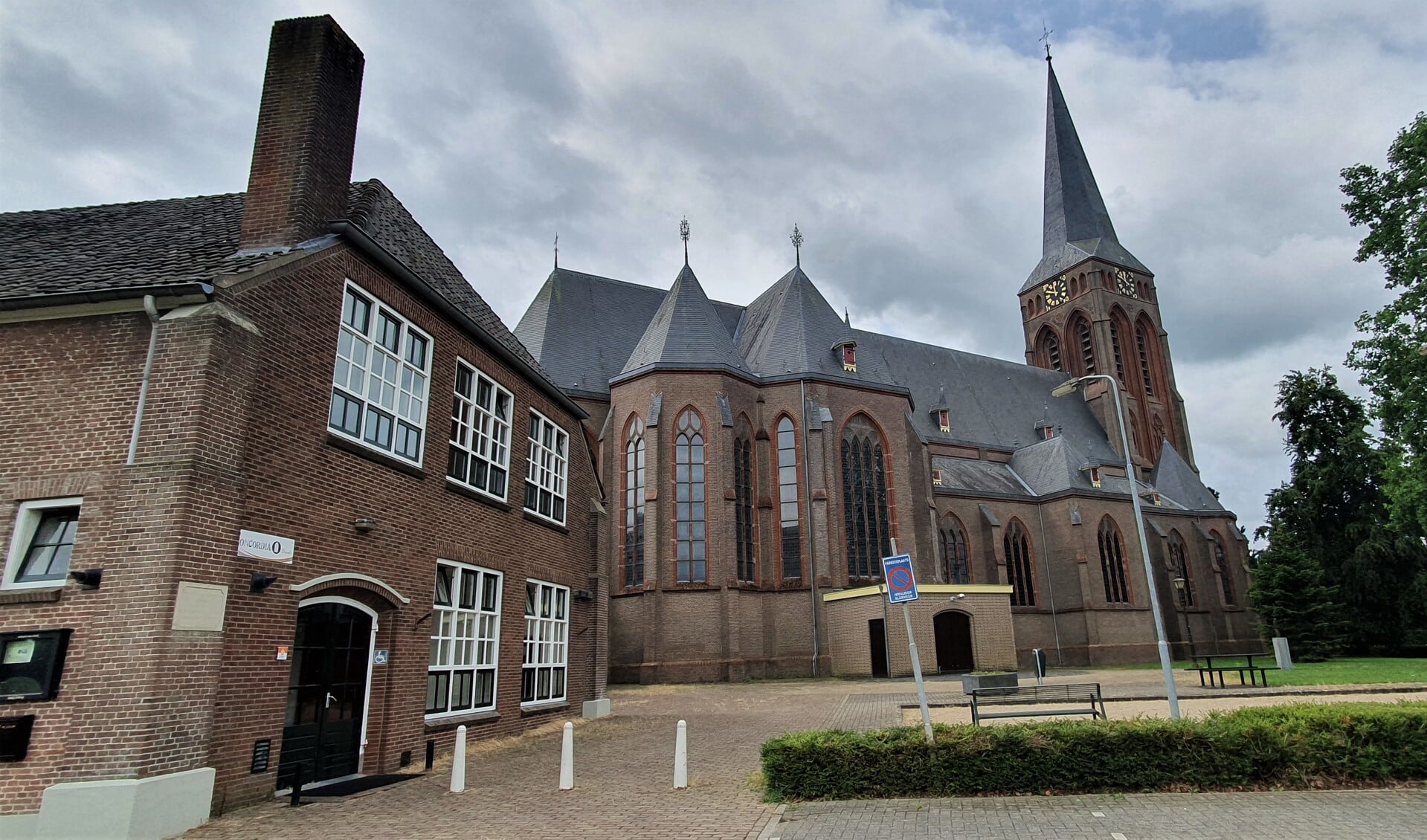 De St. Martinuskerk met tuin en het aanverwante verenigingsgebouw Concordia heeft een nieuwe eigenaar. Foto: Alice Rouwhorst