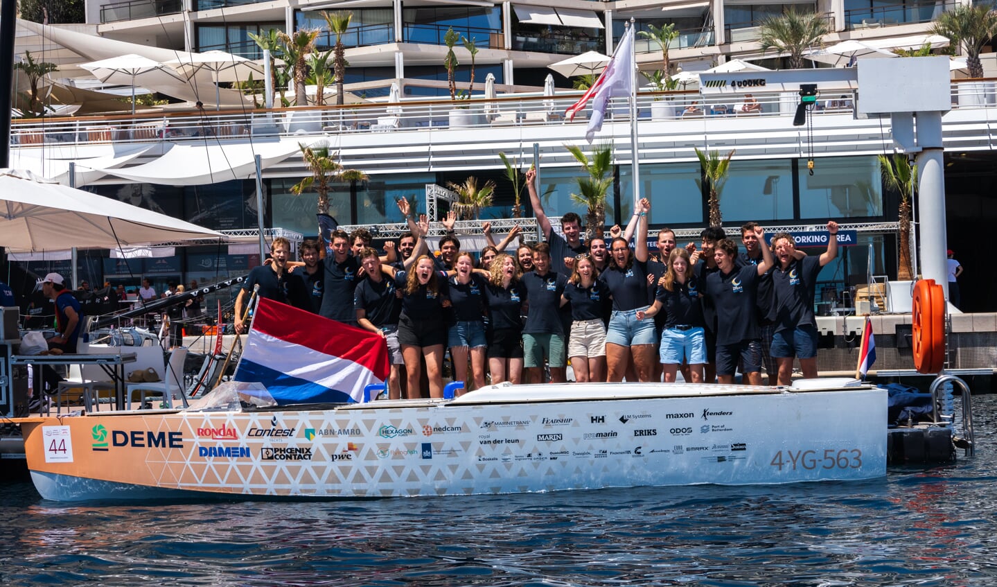 Vreugde bij de bemanning van het TU Delft Hydro Motion Team na het behalen van de wereldtitel in de Monaco Open Sea Class 2023. Foto: pr TU Delft Hydro Motion Team