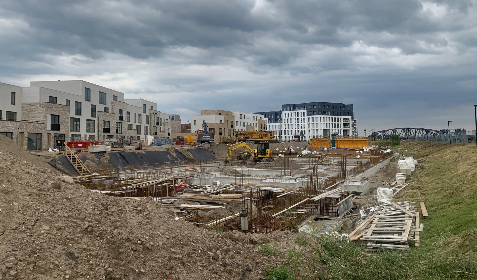 Het terrein waar de appartementengebouwen moeten verrijzen, is nu nog een bouwput. Foto: Sander Grootendorst