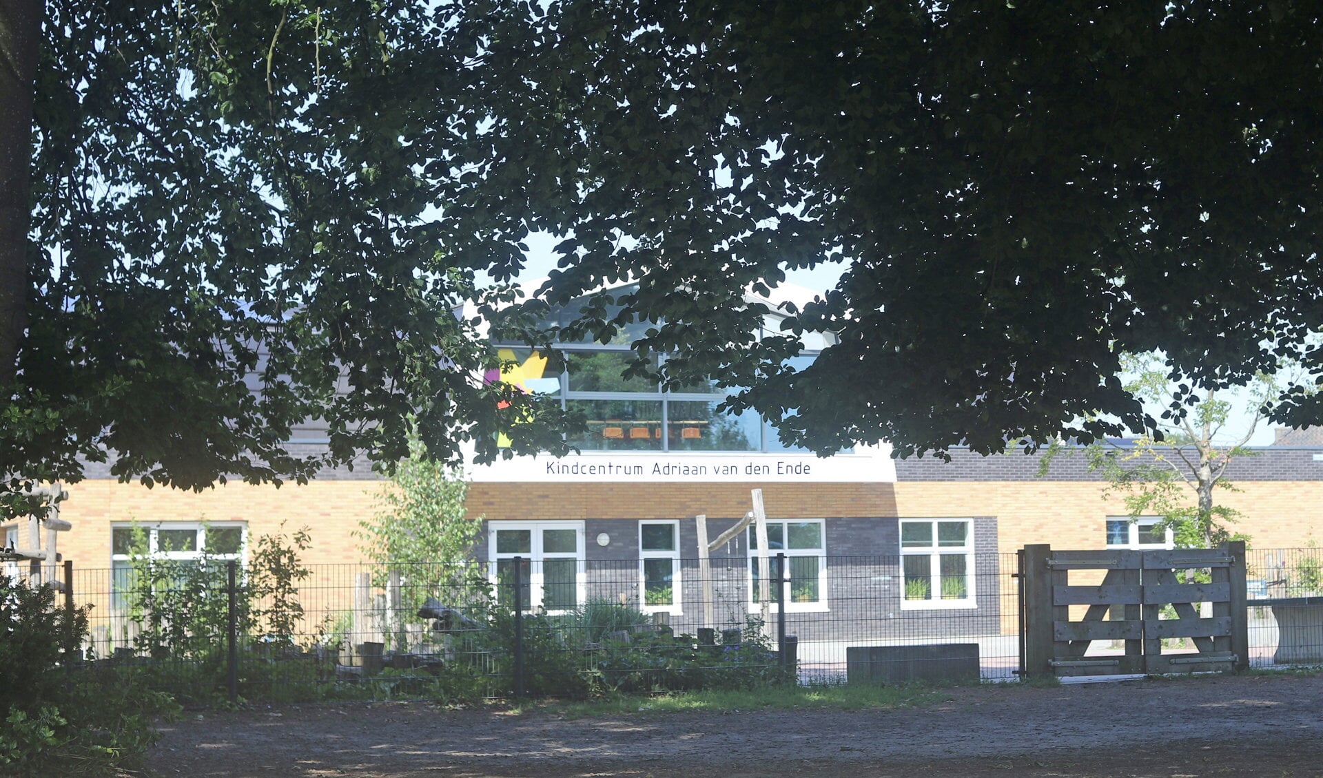 De school op een zonnige zomerdag gezien vanaf de Hellenkamp. Foto: Sander Grootendorst