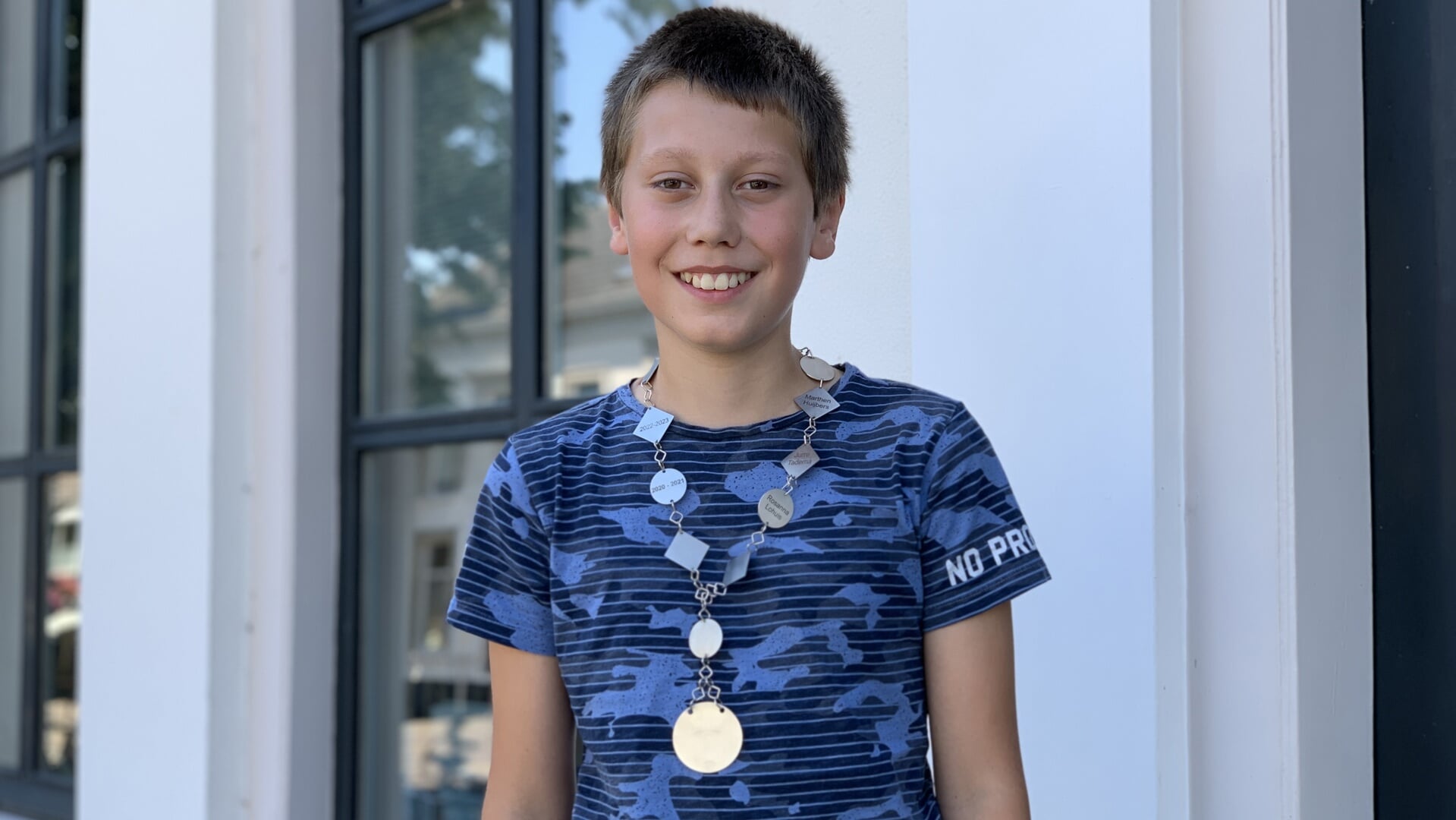 Kinderburgemeester Marthen Huijbers met zijn ambtsketting. Door Eva Schipper