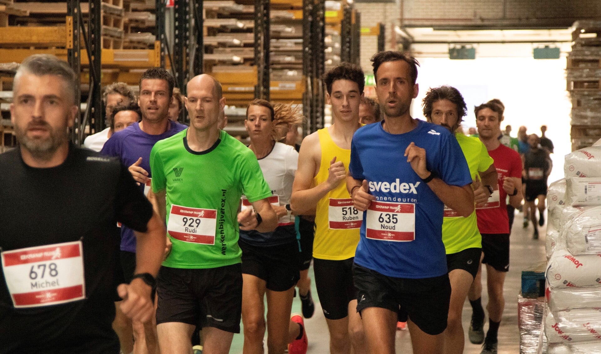 Deelnemers aan de Kramp Run in de hal van Svedex. Foto: Rob Jansen