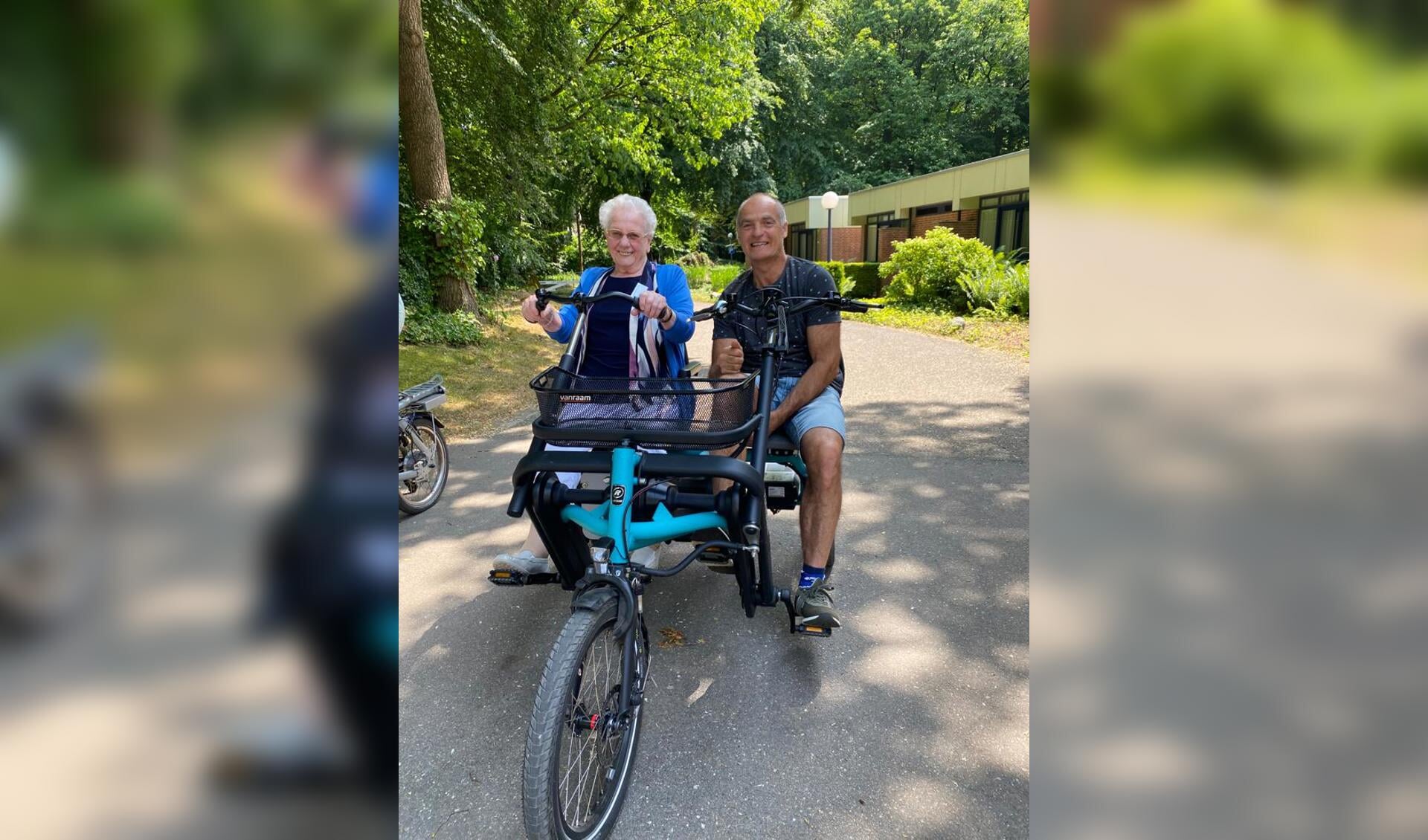 Op de duofiets de natuur in tijdens de IKA Vakantieweek. Foto: PR