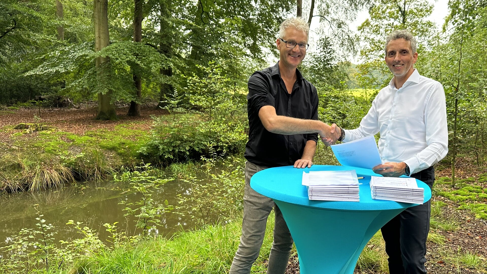 De realisatieovereenkomst waarin afspraken staan over de uitvoering van de herinrichting van het natuurgebied Boswachterij De Meene werd ondertekend door Rudi Gerard (Waterschap Rijn en IJssel) en Arjan Snel (Staatsbosbeheer Gelderland) . Foto: PR