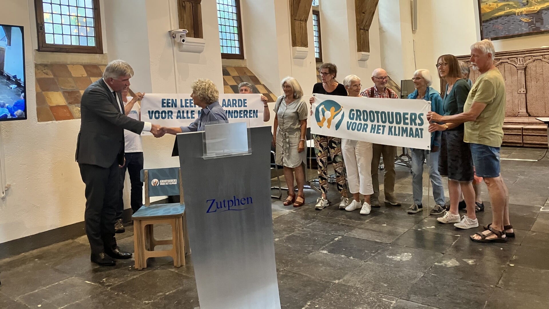 Burgemeester Wimar Jaeger neemt de Toekomststoel in ontvangst. Foto: gemeente Zutphen