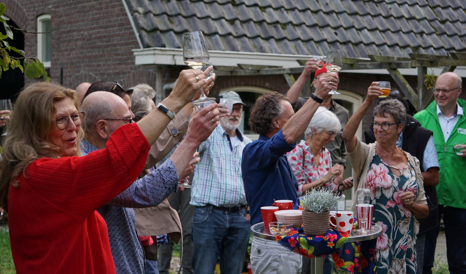 Proosten op Links Lochem. Foto: PR