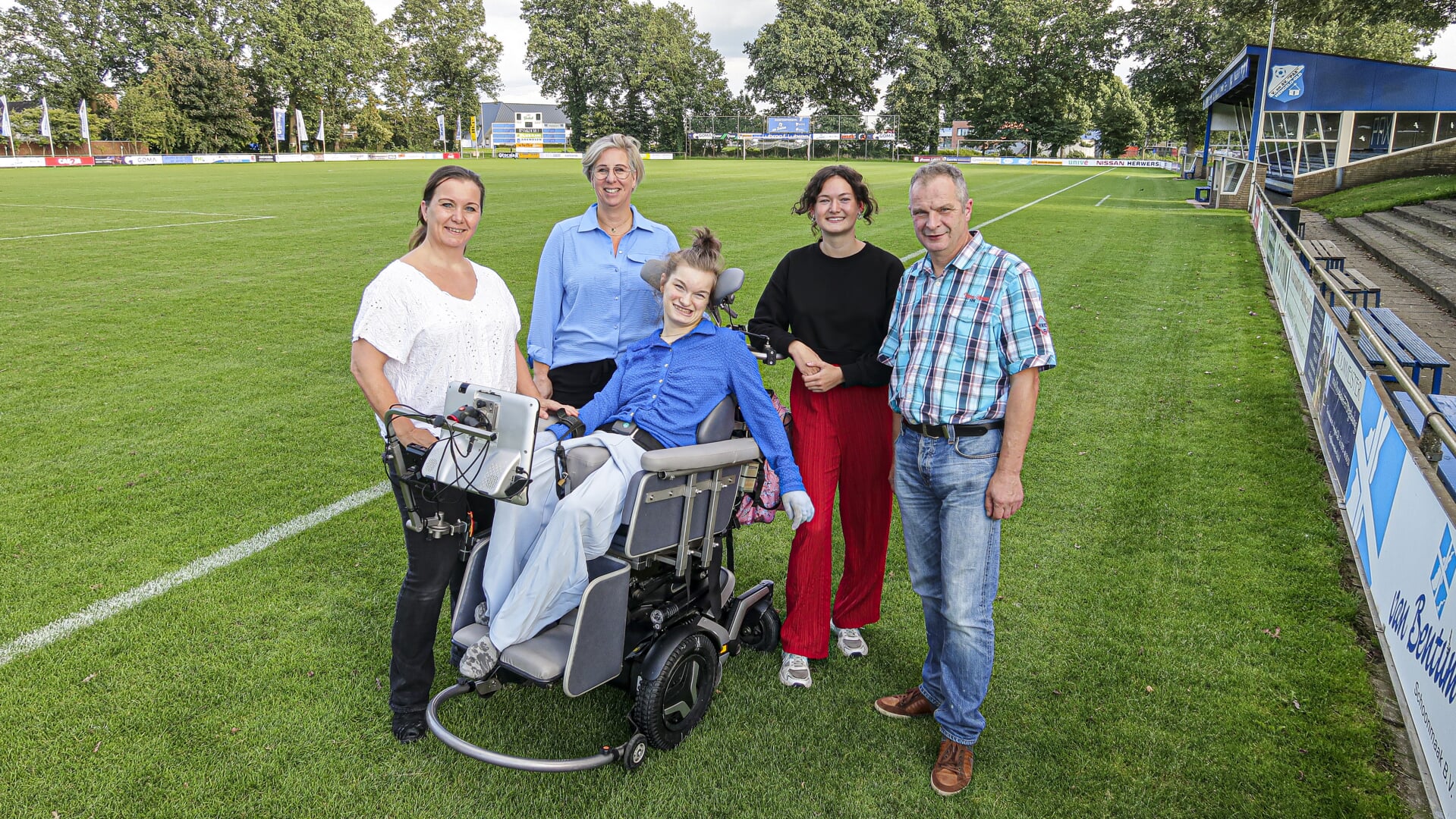 Pax-bestuurslid Manon van Kampen (tweede van links) met Litania Blom (midden vooraan), haar moeder Petra Blom, begeleidster Wiep Berendsen en vader Arie Blom. Foto: Luuk Stam