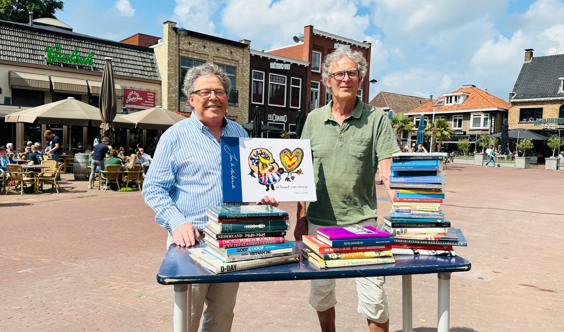 Herman Schiphorst en Henk Sieben (r.) op de plek waar de Boekenmarkt op zaterdag 12 augustus wordt gehouden. Foto: PR