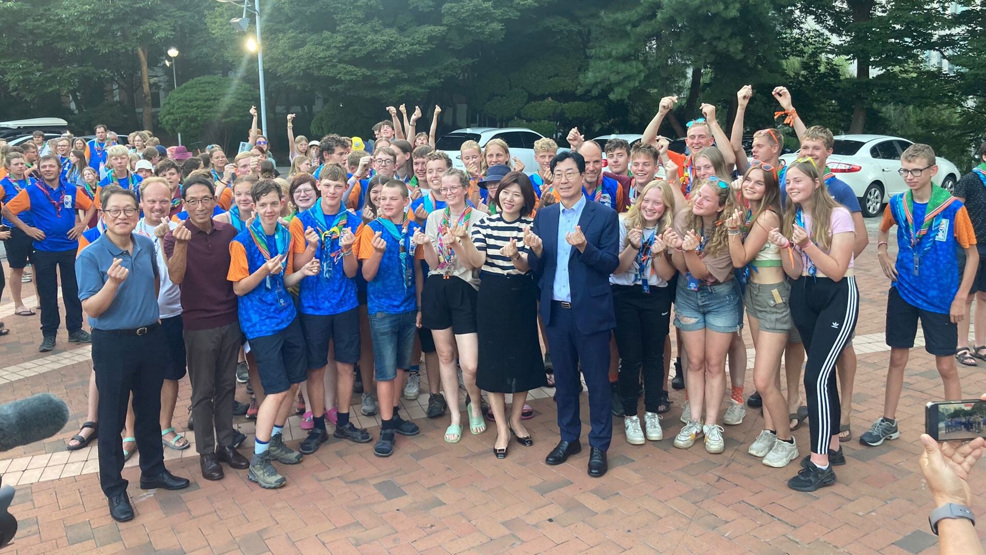 Troep Spekkevers en enkele IST-leden en de burgemeester van Suwon en directrice van de universiteit. Foto: Scouting Nederland