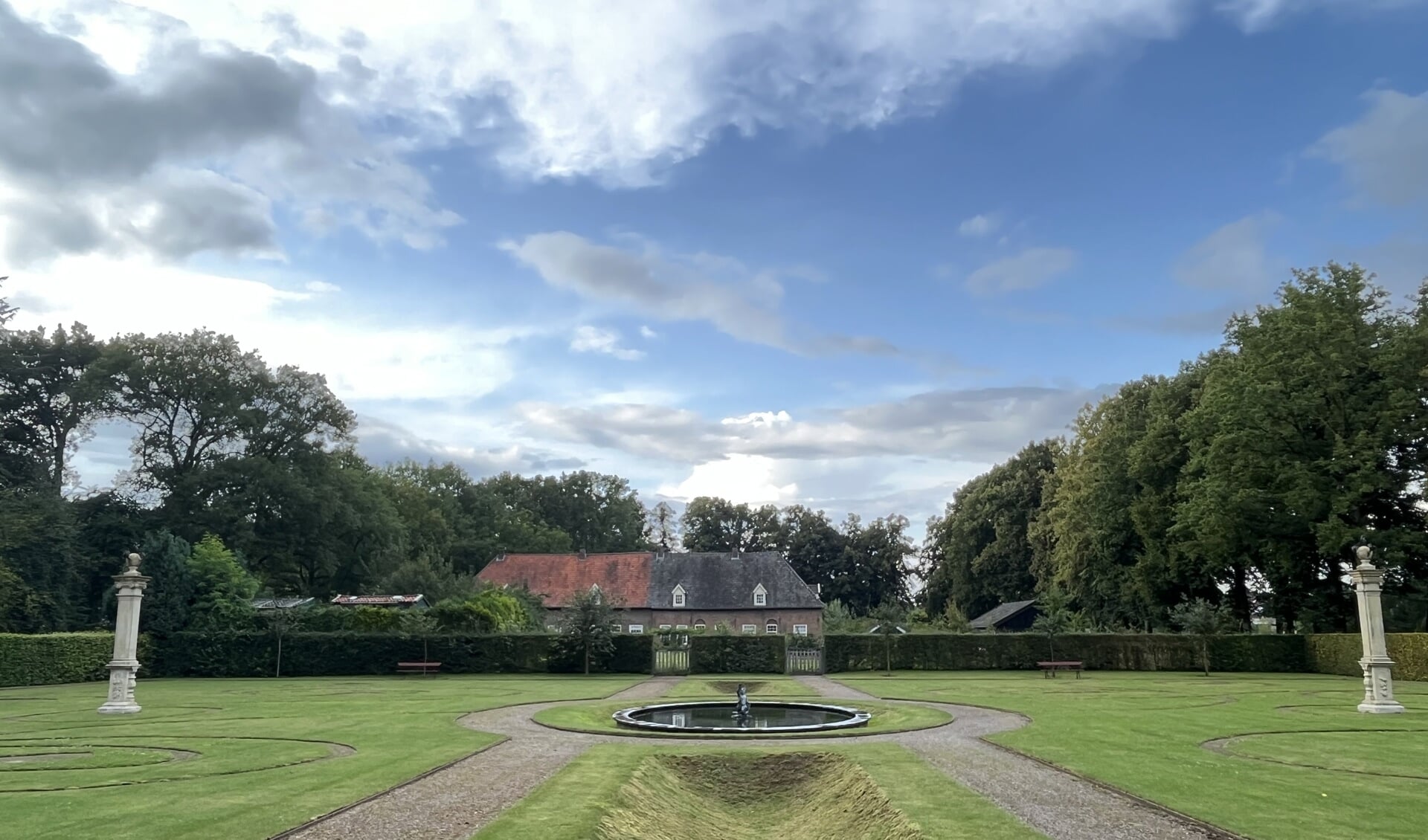 De tuin bij Huis Bergh wordt gerestaureerd vanaf de Kaatsbaan. Foto: Karin van der Velden
