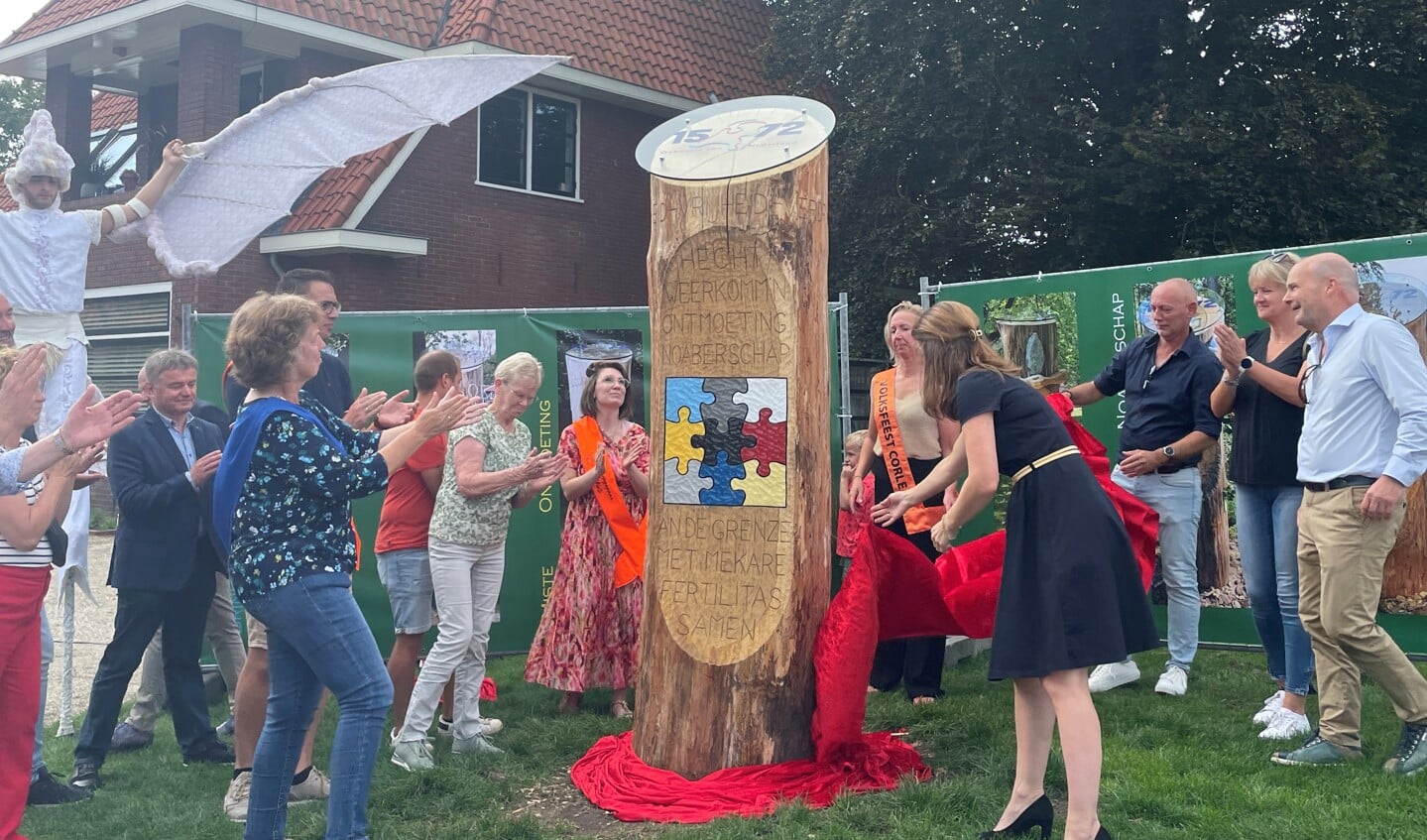 De wethouder onthult samen met de koningen en koninginnen de laatste boom. Foto: Verona Westera