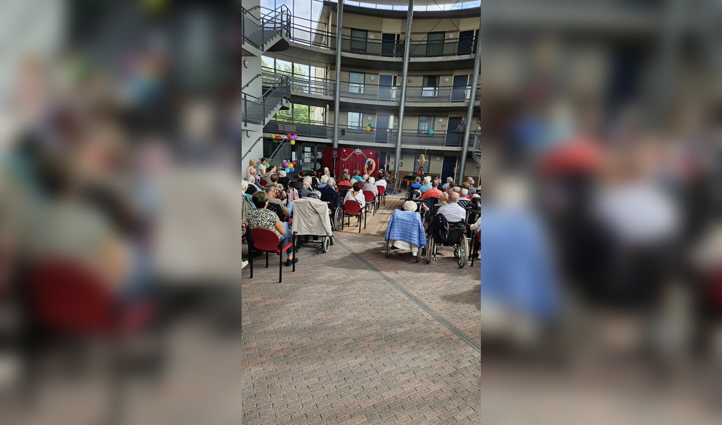 Bewoners van De Molenberg genieten van een circusvoorstelling van Cirknus in d' Orangie.
