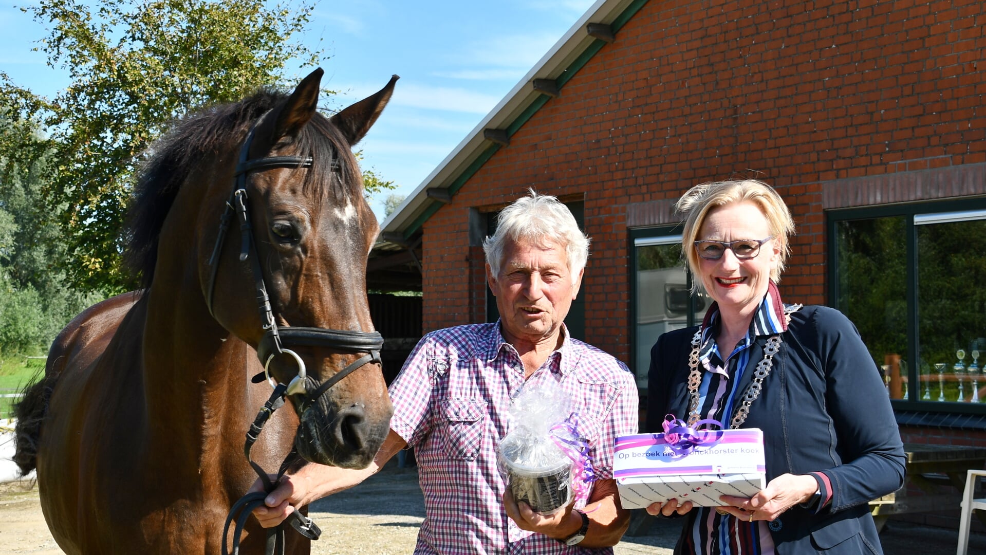 Jacques Kempers met zijn paard Varisienne en burgemeester Marianne Besselink. Foto: Theo Janssen