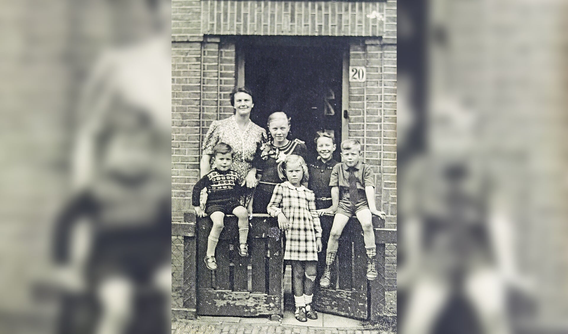 Hazekamp 20, 1948. De vijfjarige Ben Wamelink (rechts) samen met zijn moeder Lies, zijn broertje Frans (links) en zijn drie zusjes (vlnr) Thea, José en Nan. Eigen foto