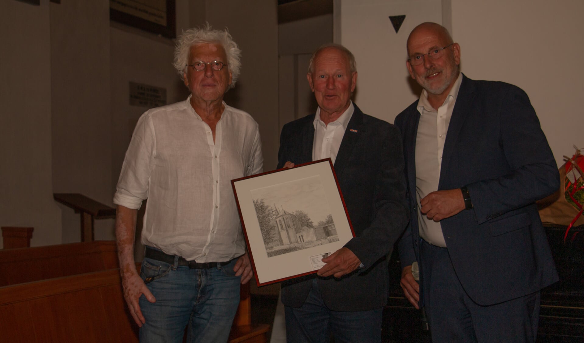 Wethouder Pelgrom reikt de Monumentenprijs Bronckhorst 2023 uit aan Ton Rutting, in bijzijn van de architect Henk Leeflang. Foto: Liesbeth Spaansen