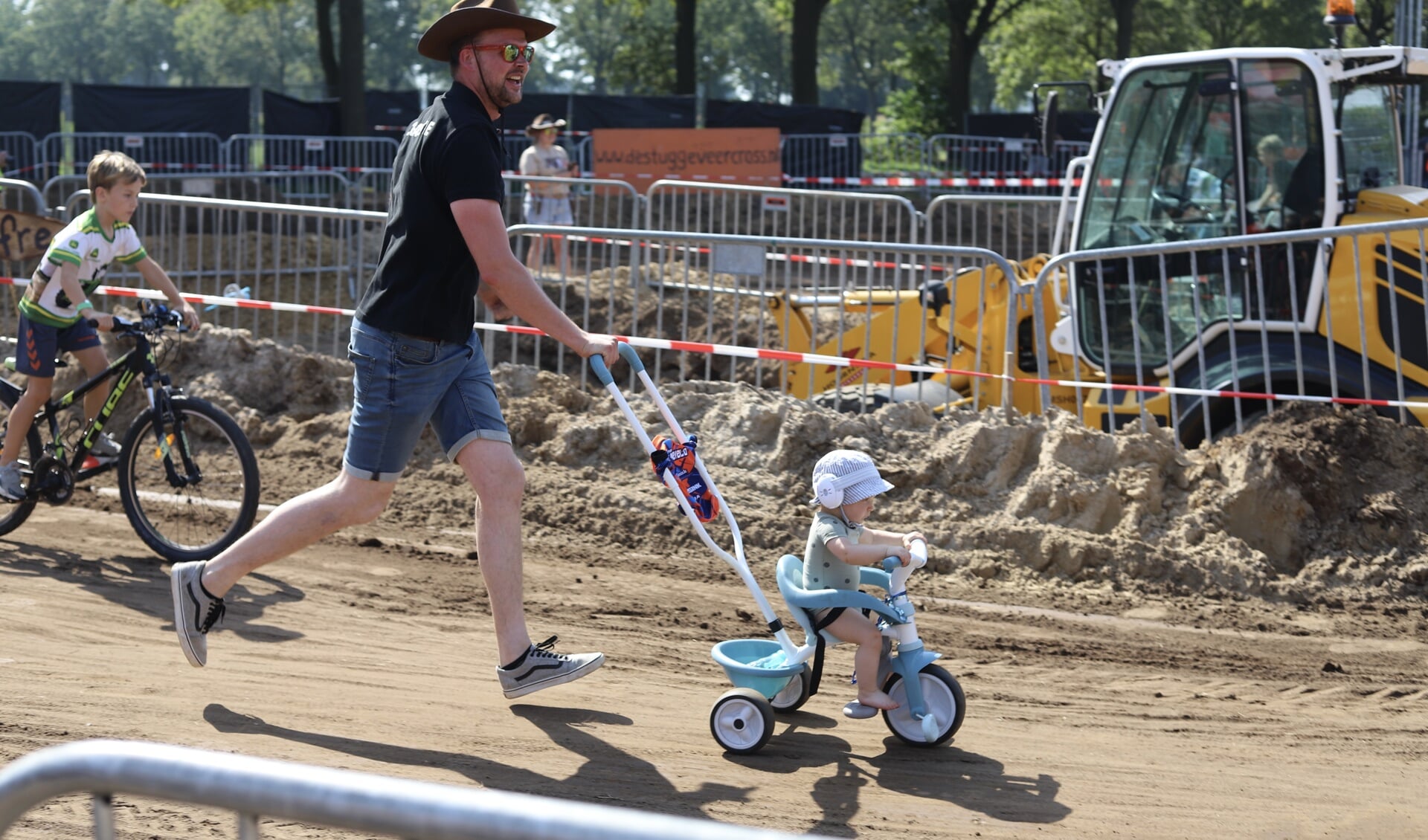 Matthijs Klein Haneveld en zoontje Rens in actie tijdens de fietsenrace. Foto: Sander Grootendorst