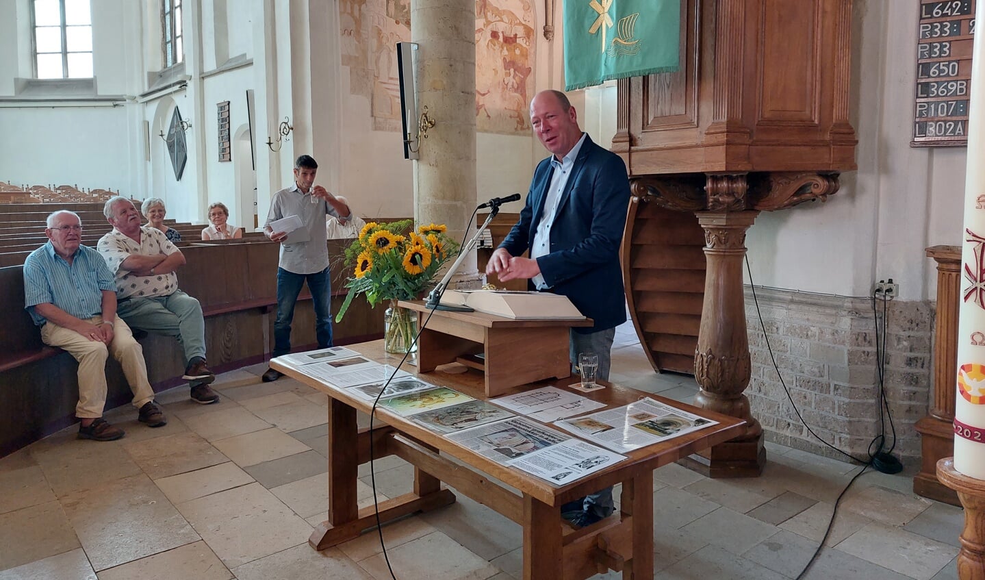 Wethouder Ted Kok spreekt in de Oude Helenakerk. Foto: Karin Stronks
