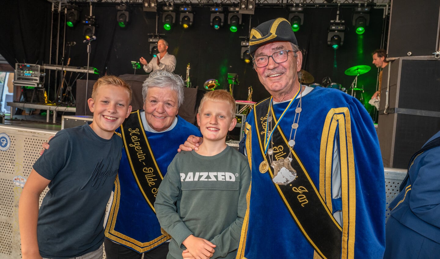 Paul Seesing, Keizer van Keijenborg 2023 met zijn Keizerin Alwien en de kleinzoons Teun (l.) en Jur (m.). Foto: Arno Wolsink