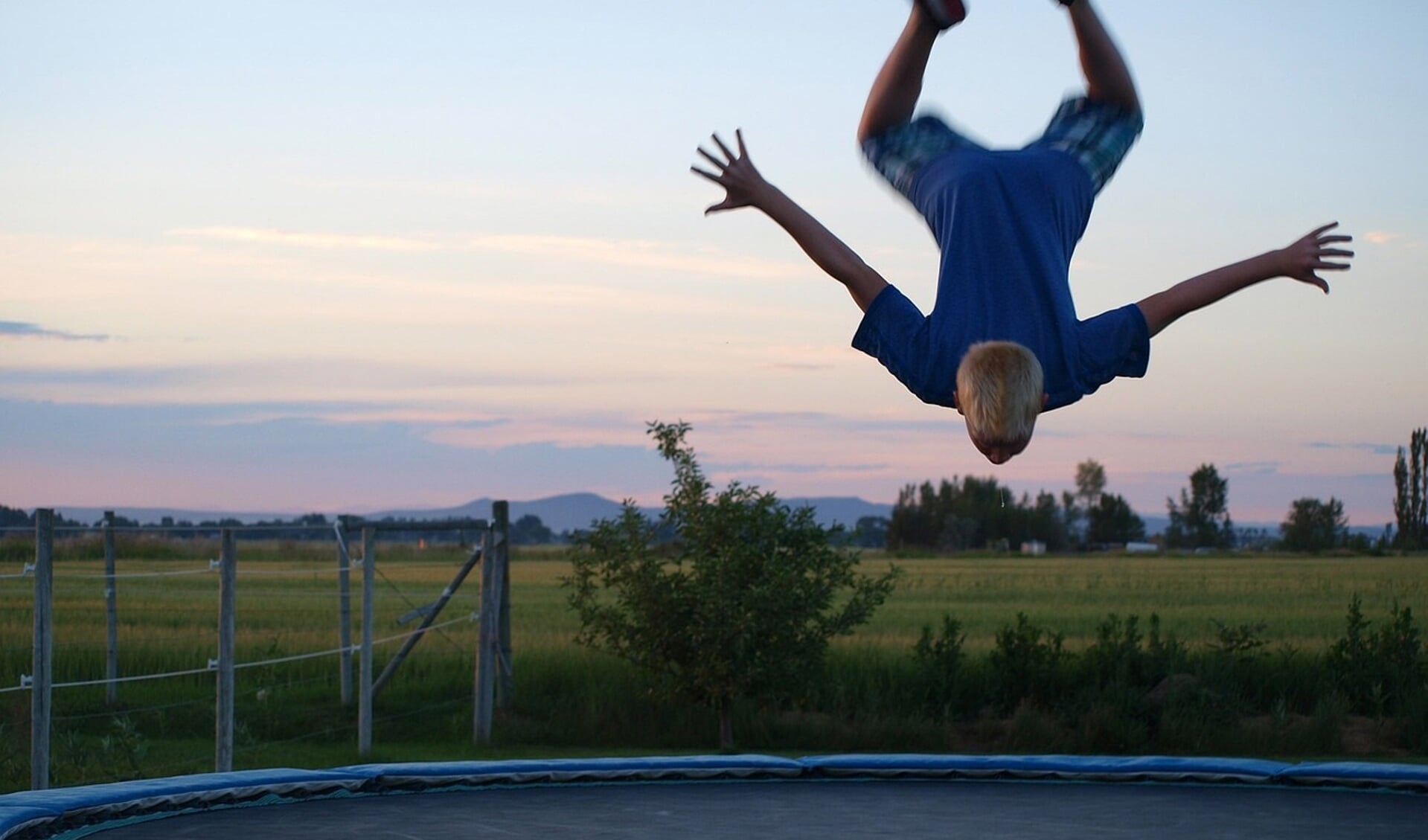 https://pixabay.com/photos/trampoline-trick-jumping-boy-salto-71548/