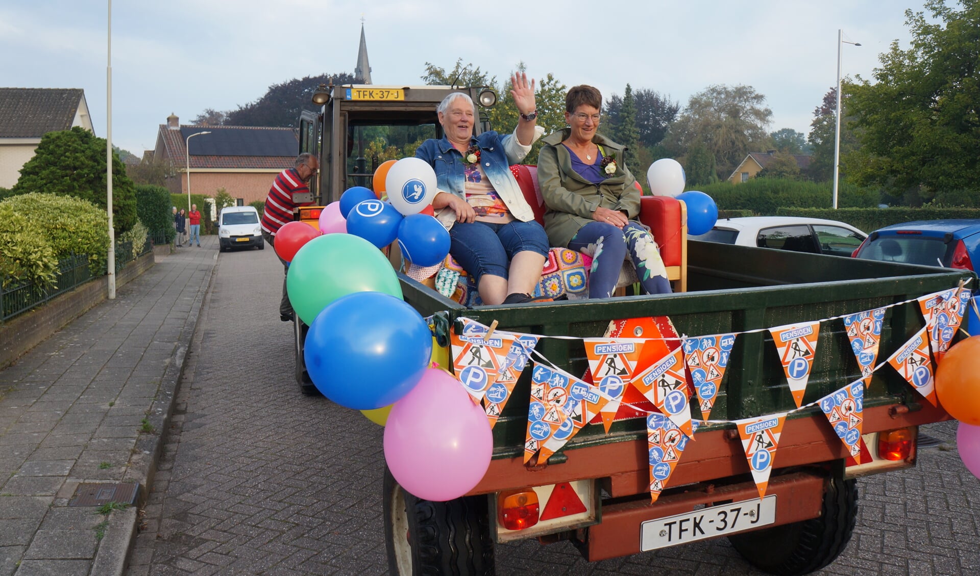 Minie Meijerink (links) en Hanny Boersbroek namen woensdag afscheid van De Kraanvogel. Ze werden op een platte wagen door Kranenburg gereden. Foto: Richard Stegers