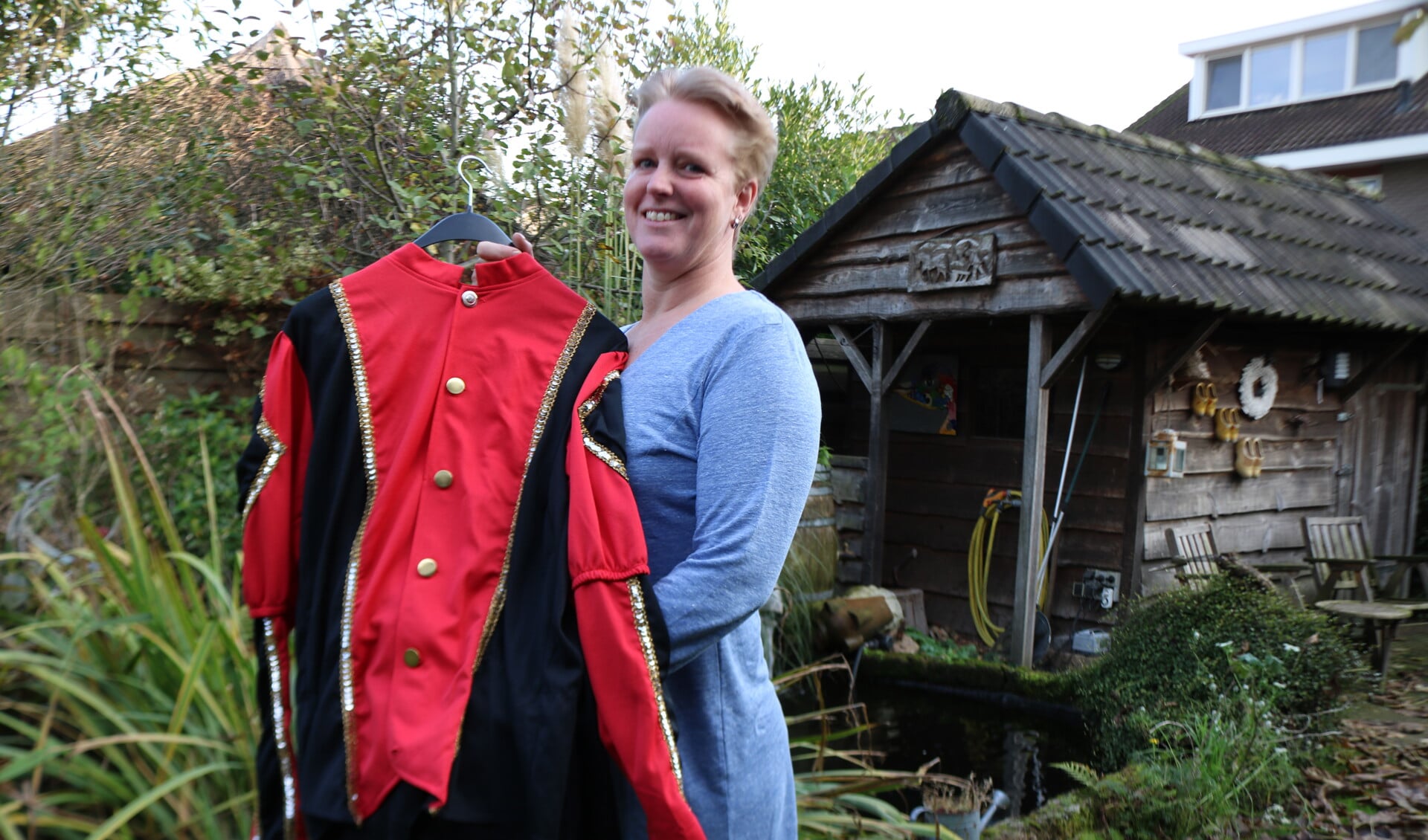 Ook dit jaar hoopt Trudy Koning ter Heege-Jonkman op de hulp van de lezers zodat zij met haar pietenpak weer kinderen kan verblijden. Foto: Arjen Dieperink