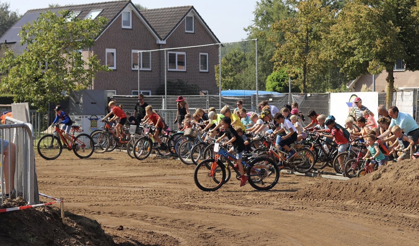 De fietsers gaan van start. Iedereen tot en met twaalf jaar mocht meedoen. Foto: Sander Grootendorst