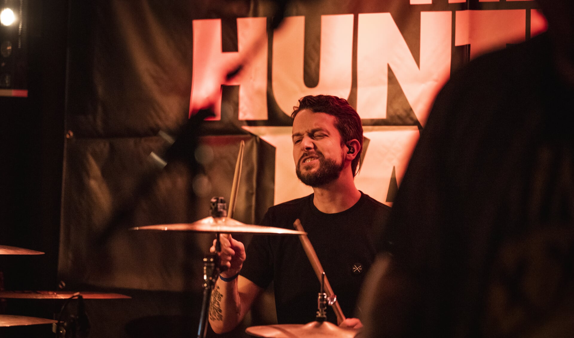 Popmakelaar Bart den Ouden drumt in de Linkin Park-tributeband The Hunting Party. Foto: Menno Bosch