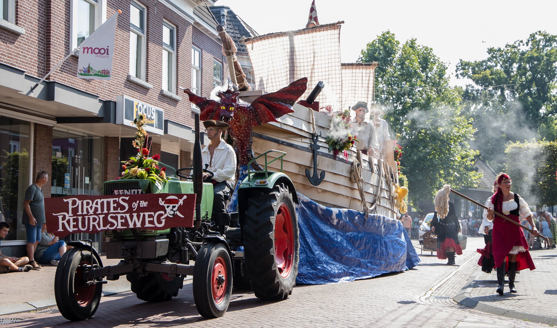 De winnende groep bij de grote wagens de Pirates of the Reurlseweg uit Barchem. Foto: Gerdi Oonk