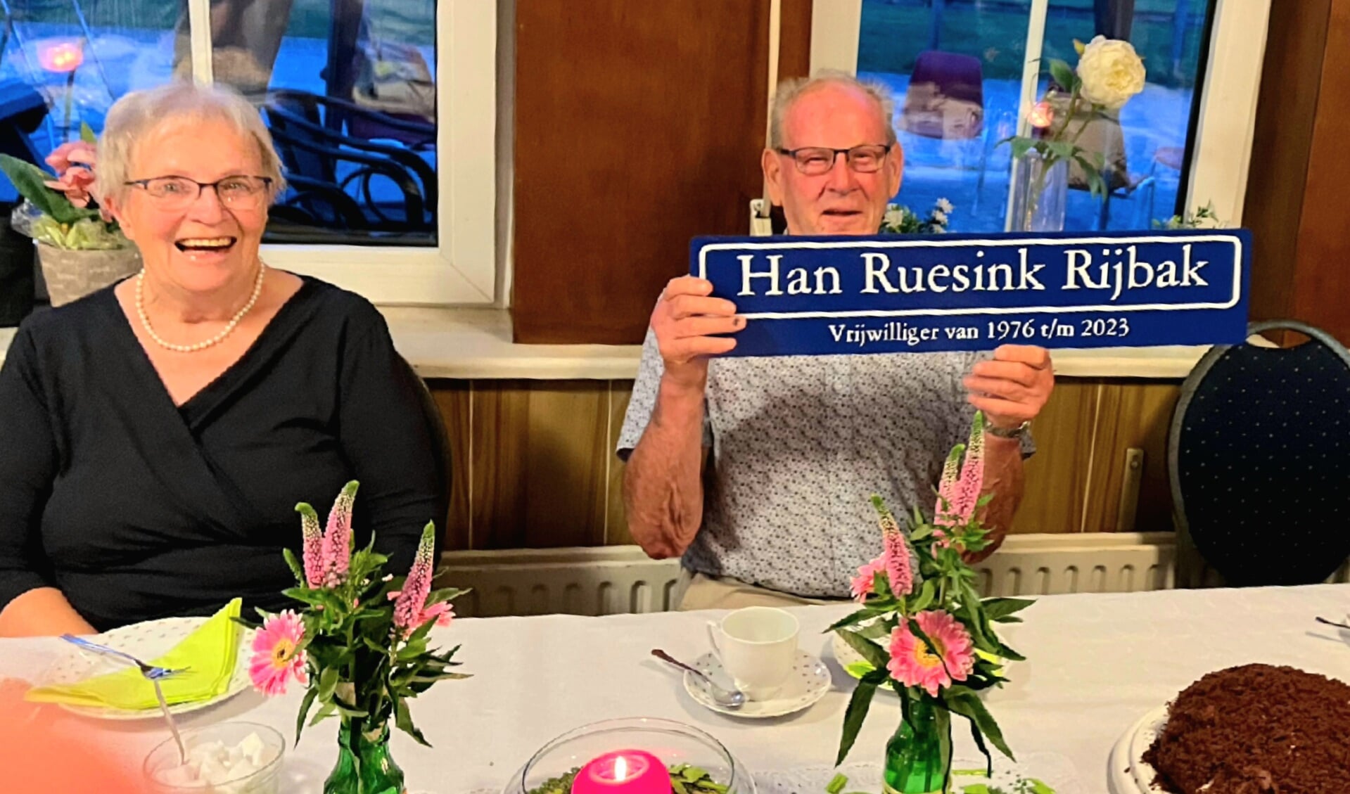 Han Ruesink toont het eervolle bord. Foto: PR