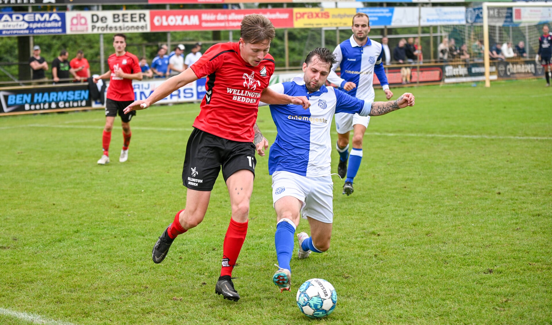 AZC’er Lars van Roon (rechts) troeft een speler van Loenermark af. Foto: Freddy Burgers