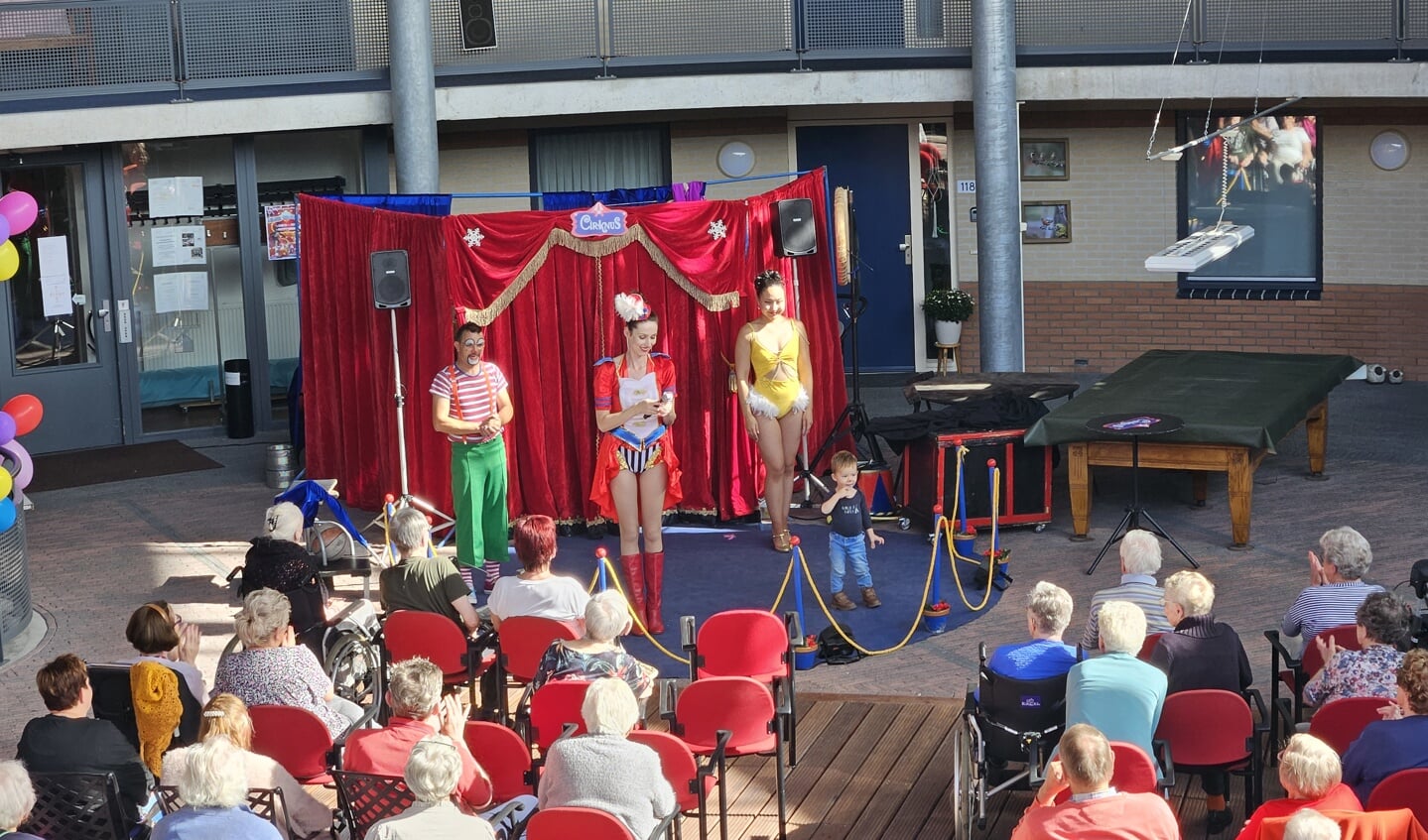 Bewoners van De Molenberg genieten van een circusvoorstelling van Cirknus in d' Orangie.