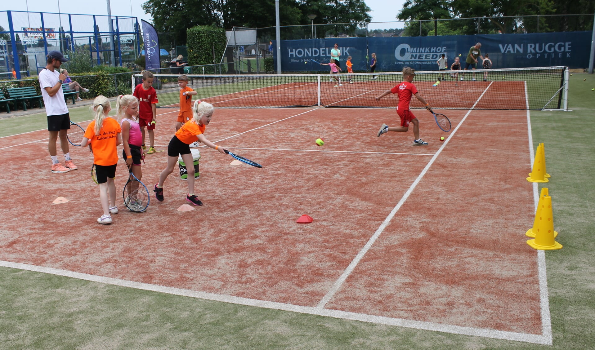 Met Sjors Sportief op de tennisbaan. Foto: PR