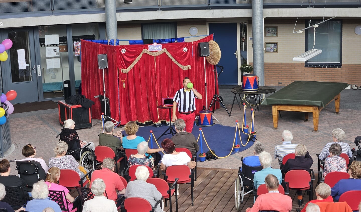 Bewoners van De Molenberg genieten van een circusvoorstelling van Cirknus in d' Orangie.