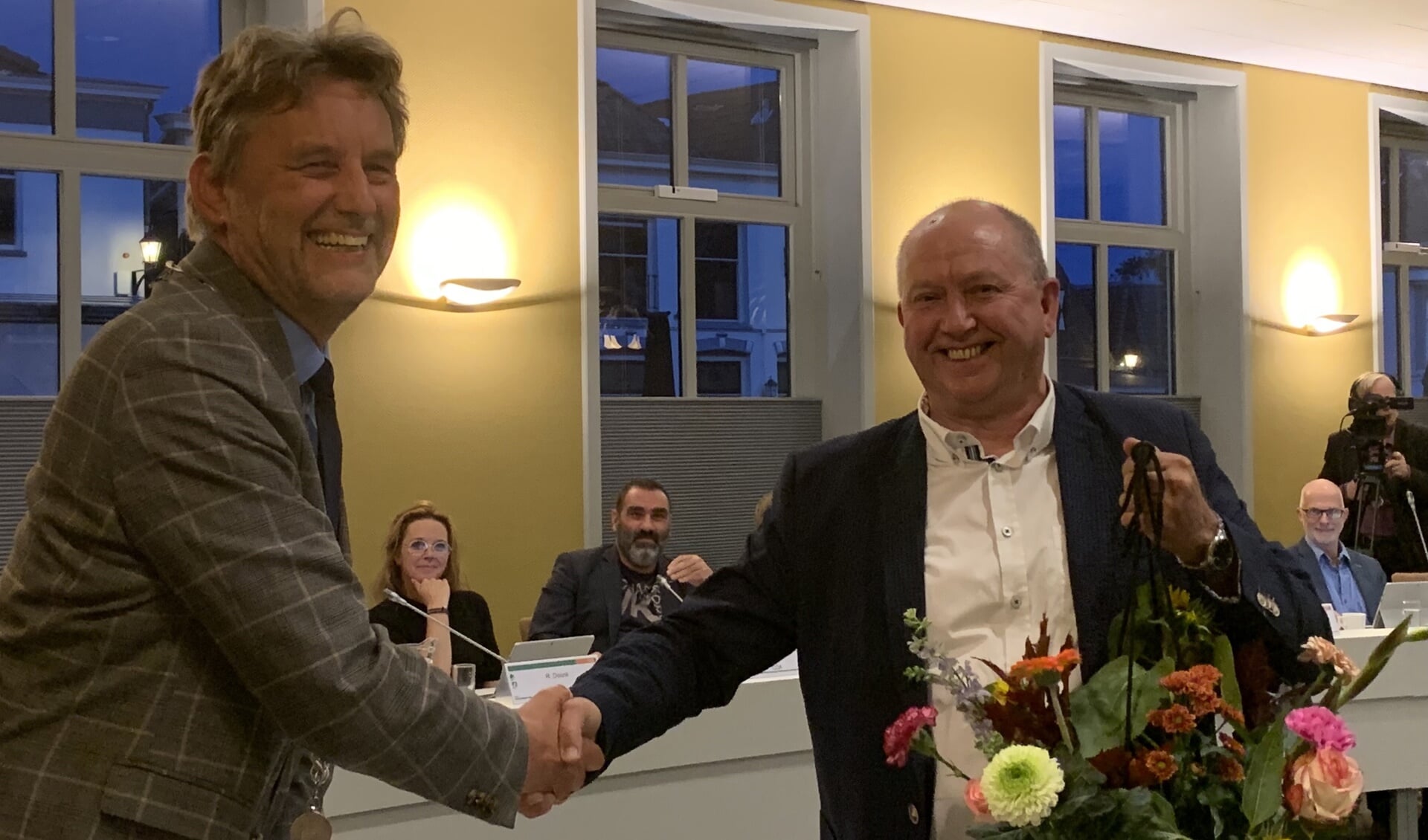 Nieuw raadslid Hans Onstenk wordt gefeliciteerd door de burgemeester. Foto: Ilse Timmers