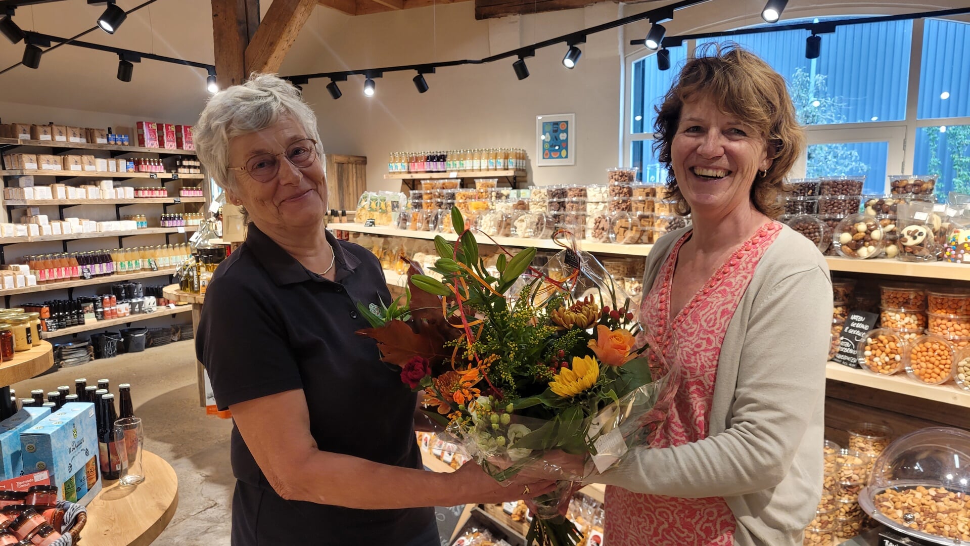 Ineke ontvangt een mooie bos bloemen van Monique Horstink namens iedereen van het fruitbedrijf, voor haar 30 jarig jubileum. Foto: PR