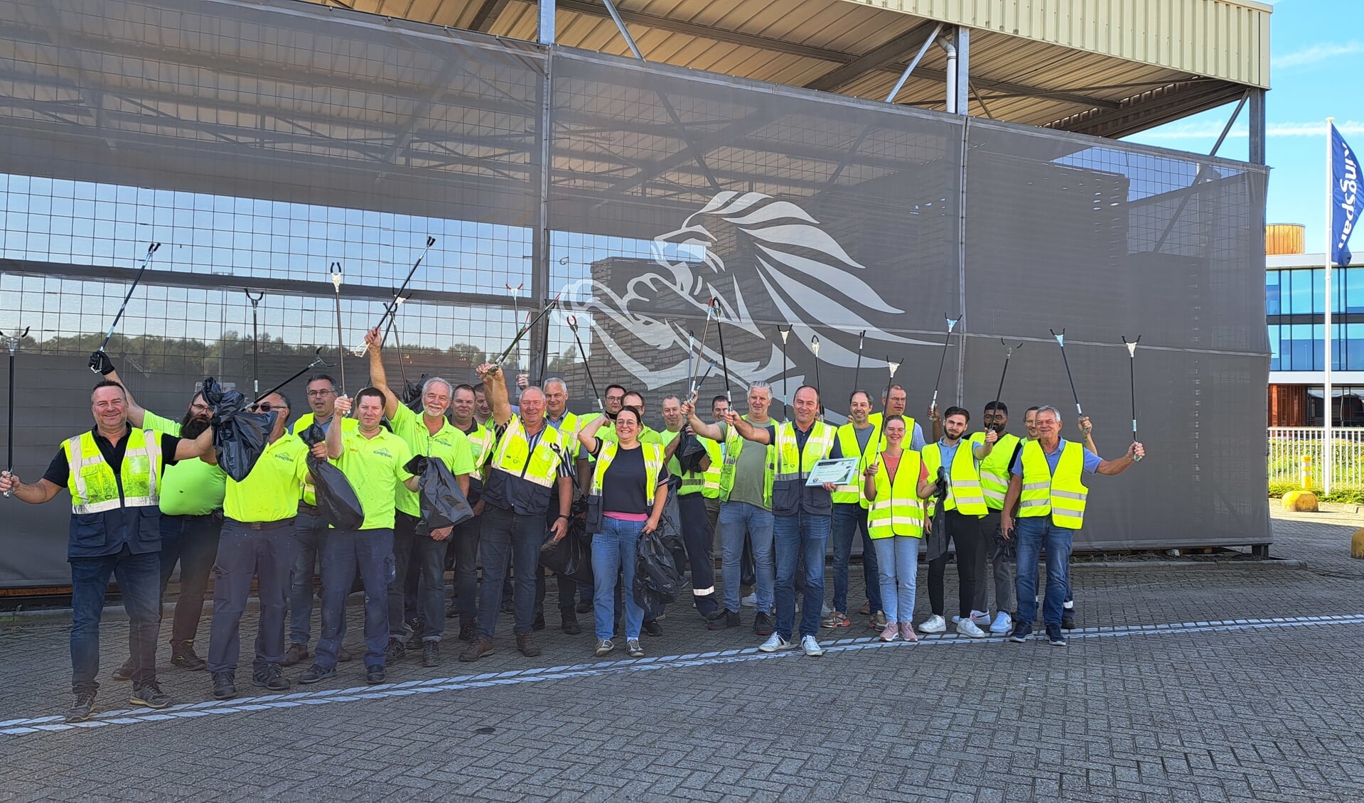 De medewerkers van Kingspan gingen op pad met hesjes en knijpers om afval op te ruimen. Foto: Chantal Heuvelman/PR Kingspan Insulation