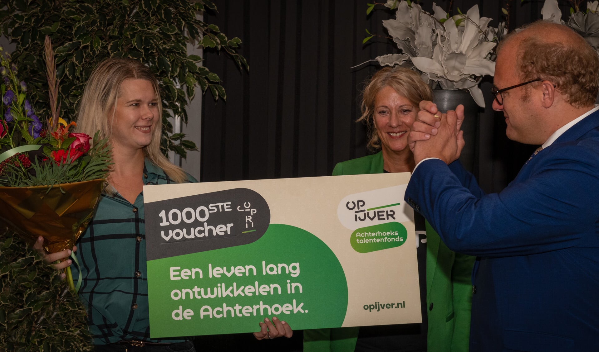 De 1000ste voucher wordt uitgereikt door burgermeester van Winterwijk, Joris Bengevoord, in Ons Huis in Hengelo aan Mandy Hols. Foto: PR