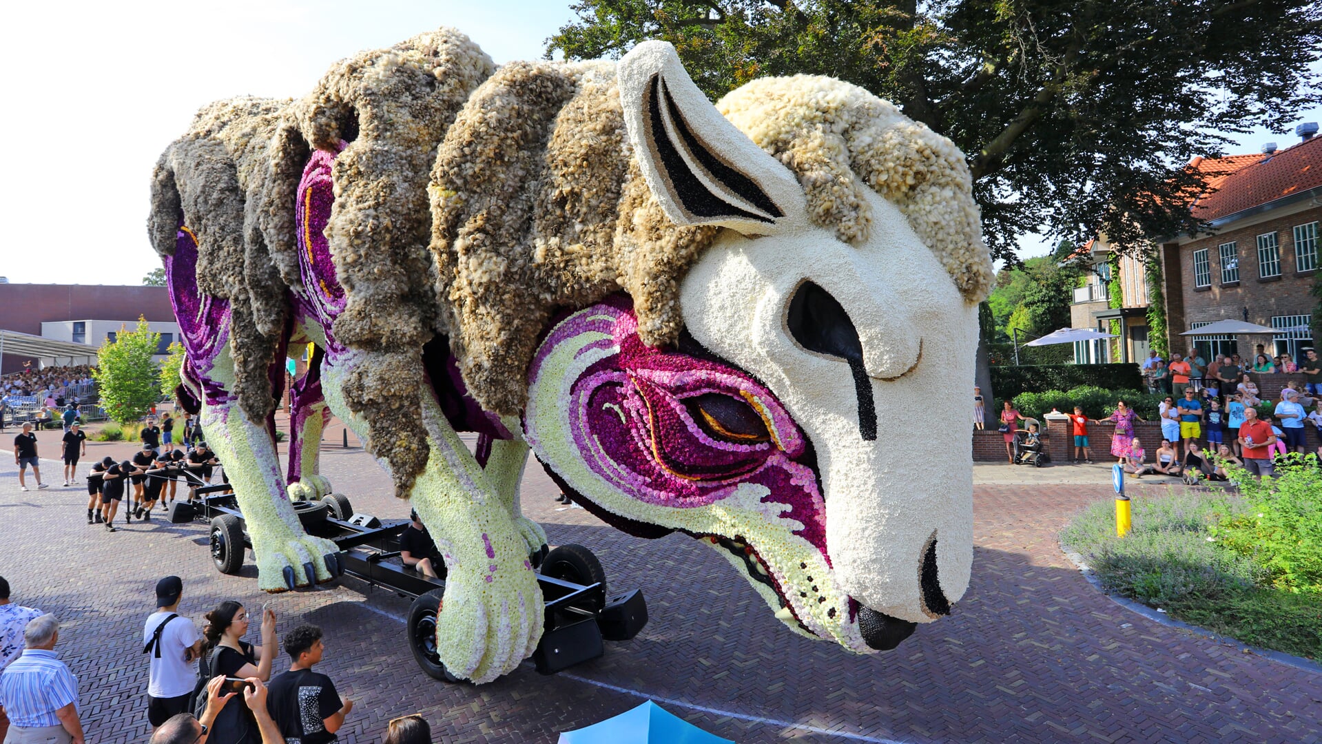 De wagen 'Dekmantel' van Veur Mekaere!? kreeg de publieksprijs. Foto: PR SBL