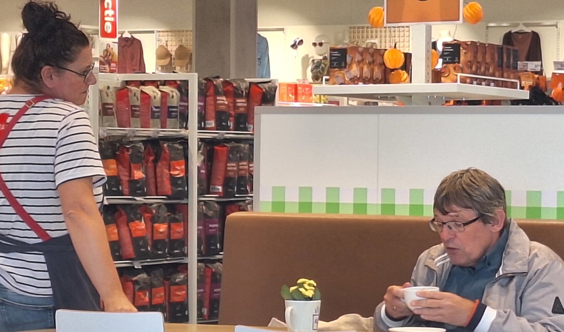 Acteur Jan van der Hammen als 'Hans met dementie' in gesprek met een argeloze winkelmedewerker van de Hema. (Foto: PR)