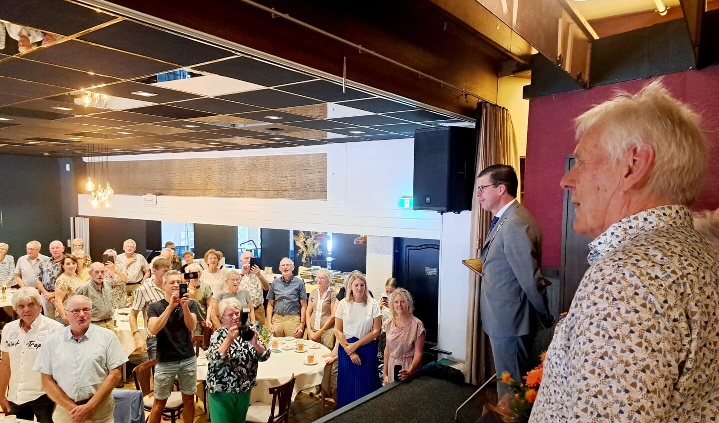 De zojuiste decoreerde Jan Pape wordt toegezongen door zo'n honderd aanwezigen. Rechts burgemeester Joost van Oostrum van Berkelland. Foto: Kyra Broshuis