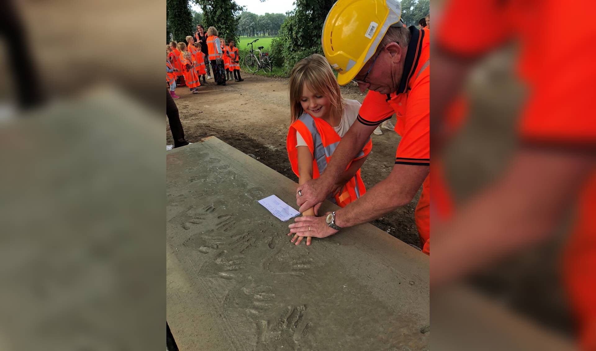 Leerlingen van de Daltonbasisschool Nettelhorst mogen hun handafdruk in beton achterlaten. Foto: PR