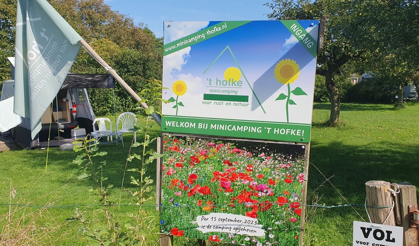 De sluiting van de camping wordt aangekondigd bij de ingang. Foto: Alice Rouwhorst